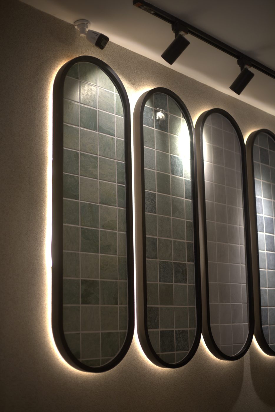 Cor e Piso: espelhos emoldurados com luz integrada