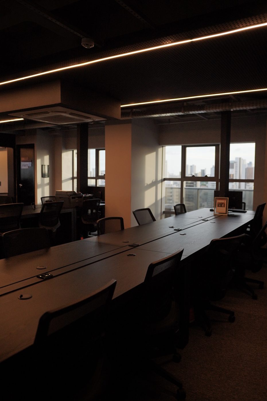 MDR Advocacia: sala de reunião com iluminação linear embutida