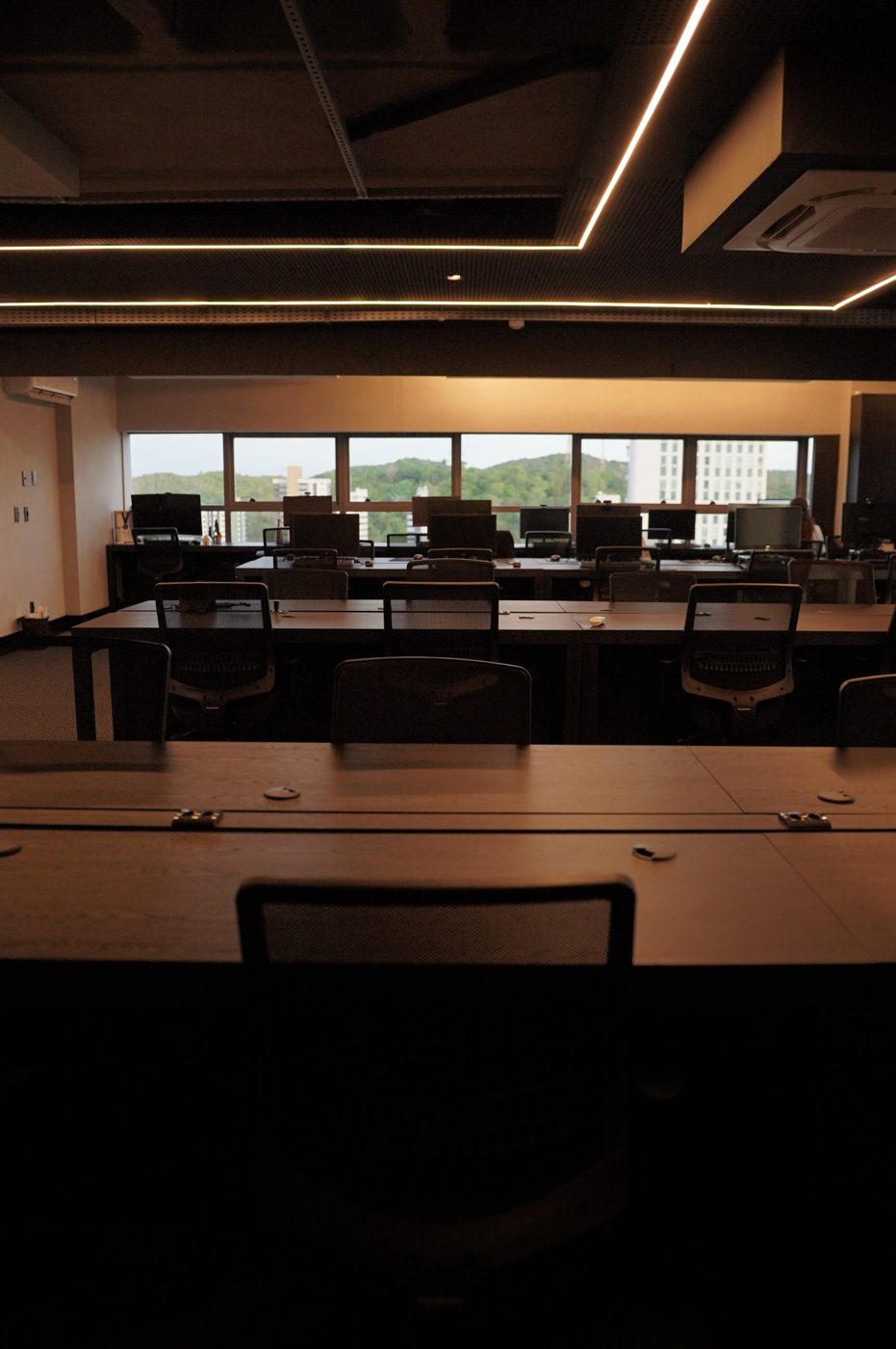 MDR Advocacia: sala de reunião com vista para a cidade