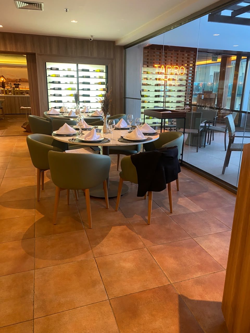 SERHS Marenostrum: banquetas planejadas com painel decorativo