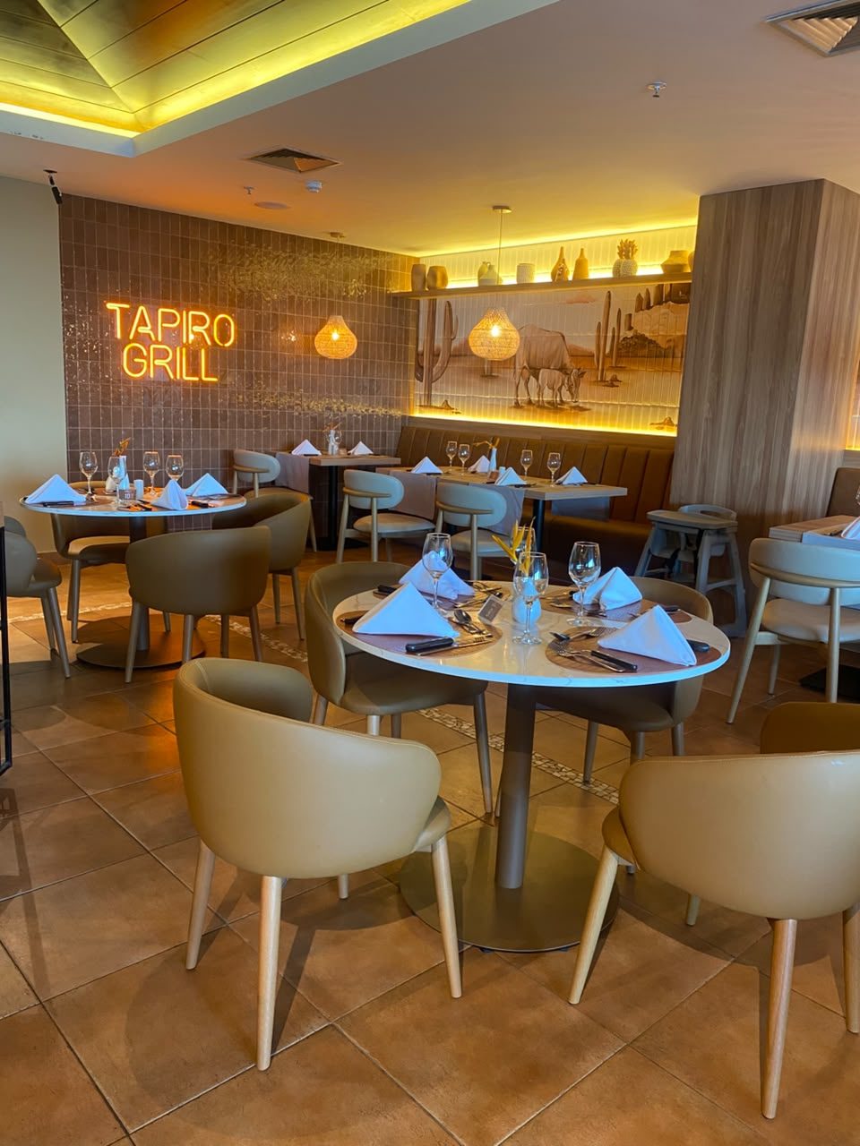 SERHS Tapiro Grill: bar com forro de madeira