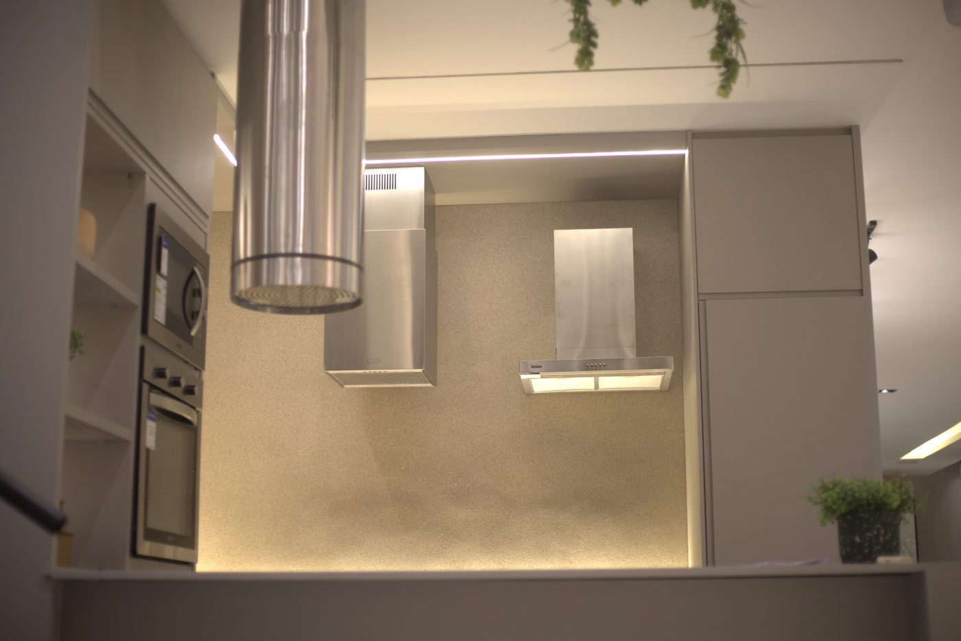 Tramontina: cozinha showroom com iluminação embutida