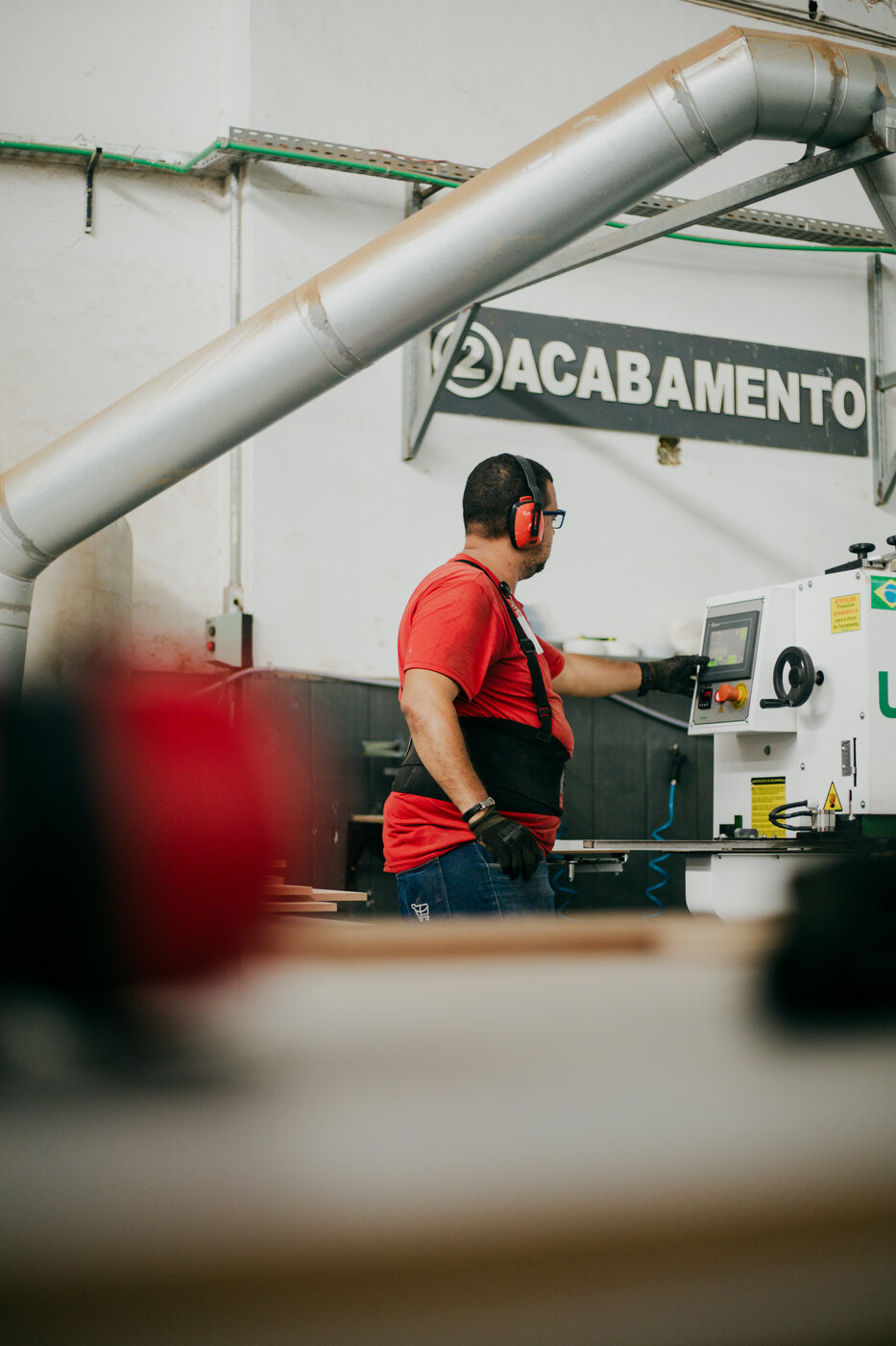 Operador de produção Haute, camisa vermelha, em ação