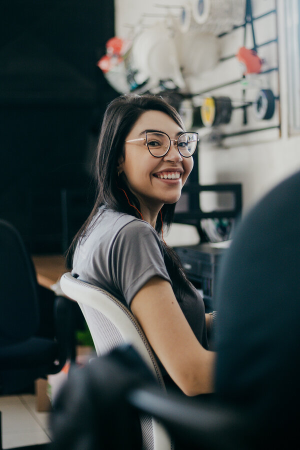 Colaboradora Haute sorrindo